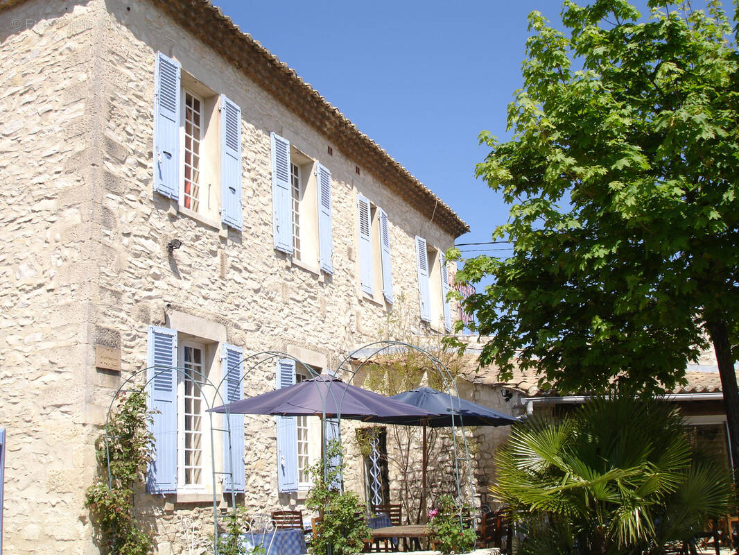 Commerce à TAVEL