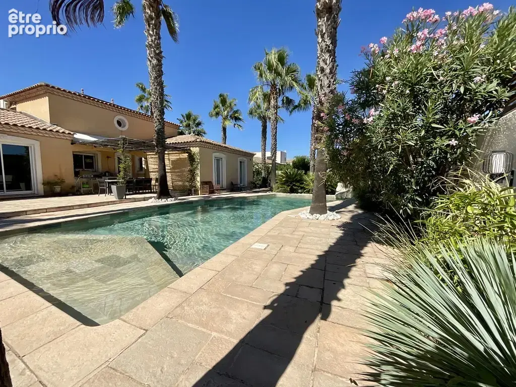 Villa de charme avec piscine, jardin paysager, double garage et prestations premium - photo 1