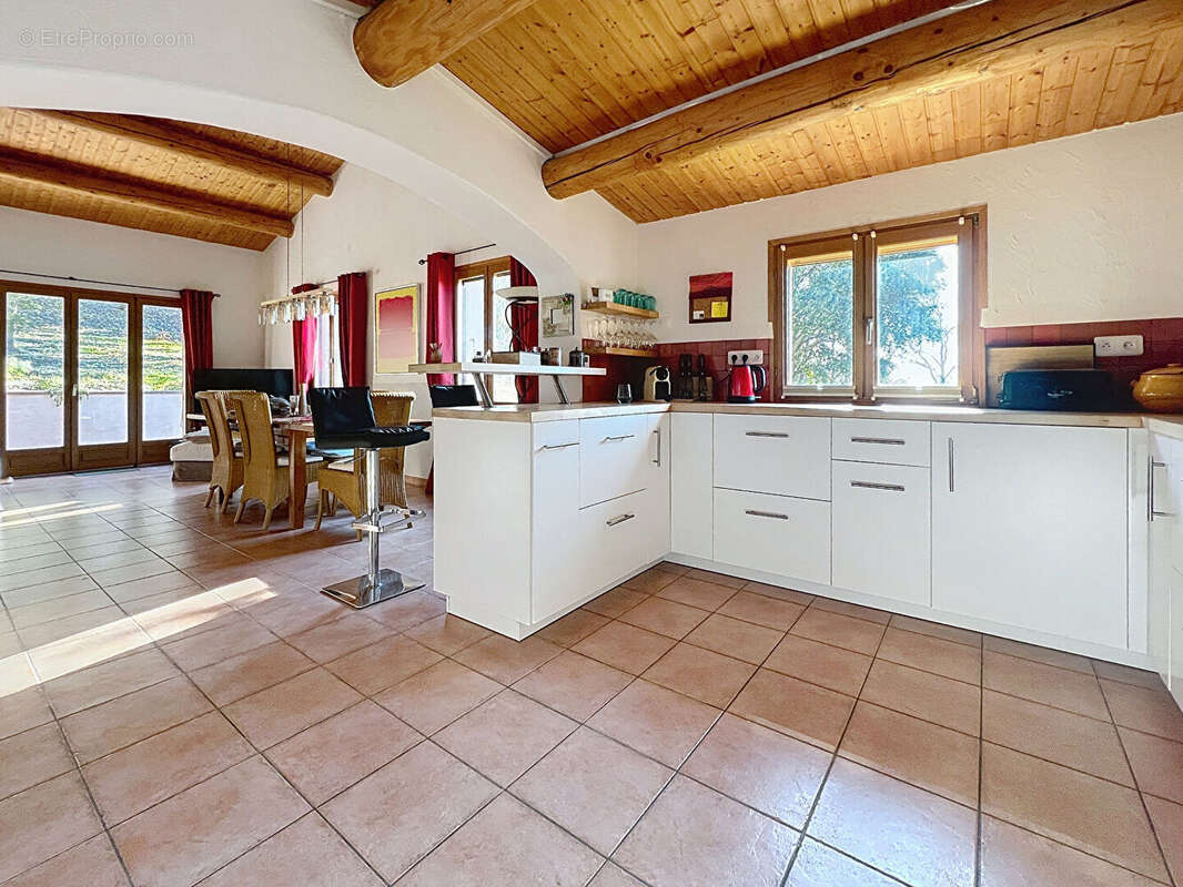 Vaugines Maison de charme en pleine campagne 170 m², double logement, piscine et horizon dégagé - photo 3