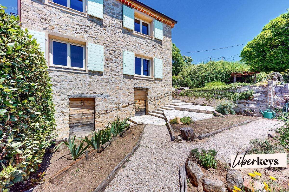  berre-les-alpes – villa de charme avec vue panoramique, dépendances et garage xxl - photo 3