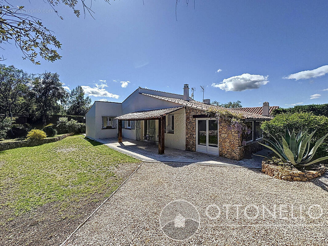 Maison à ROQUEBRUNE-SUR-ARGENS