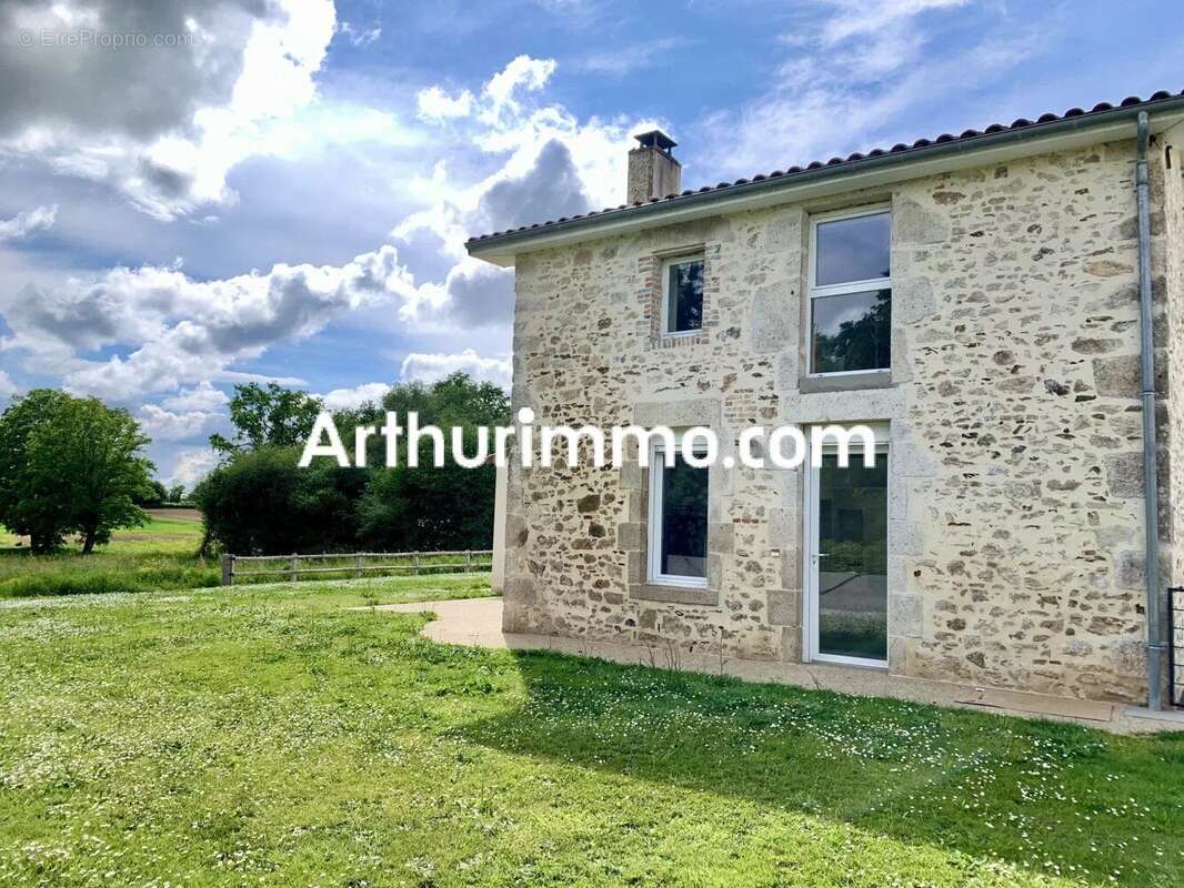 Maison à SAINT-AMAND-SUR-SEVRE