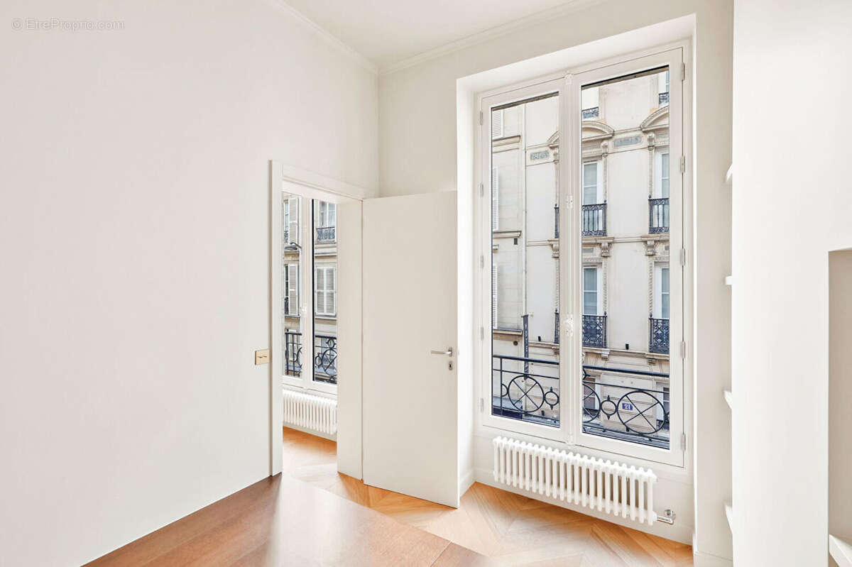 Appartement à PARIS-1E