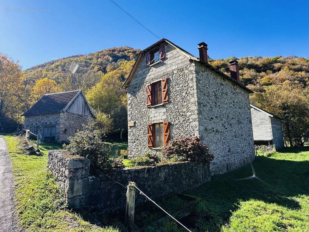 Maison et dépendances ,Au pied du Valier 09800. - photo 3
