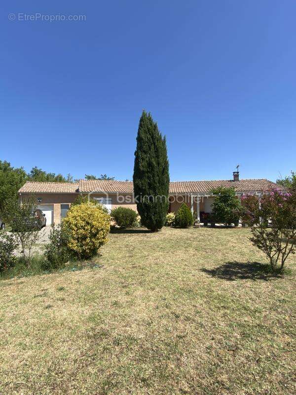 Maison familiale de plain-pied avec piscine sur près de 2000m2 de terrain - photo 4
