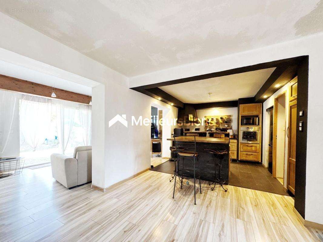 Maison à VIC-LA-GARDIOLE