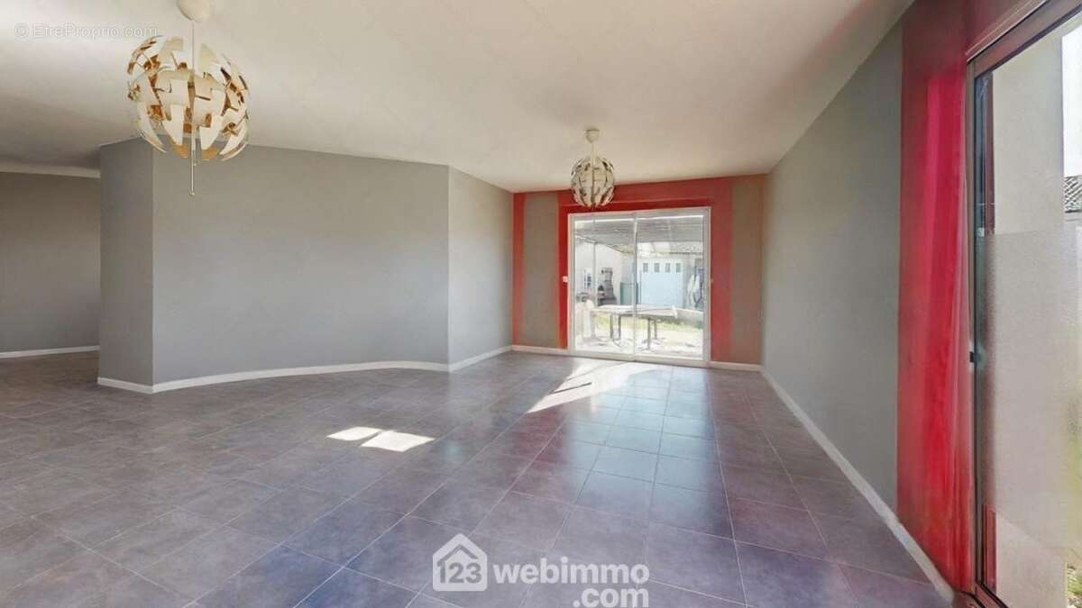 Grande pièce de vie ouverte, lumière naturelle grâce à ses larges baies vitrées. Espace convivial intégrant un coin salon et une salle à manger. - Maison à LONGEVILLE-SUR-MER