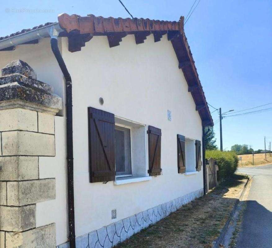 Maison à AIGRE