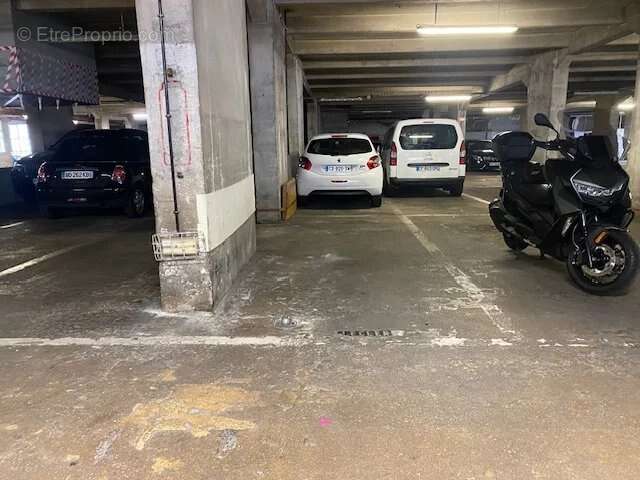 Parking à PARIS-16E