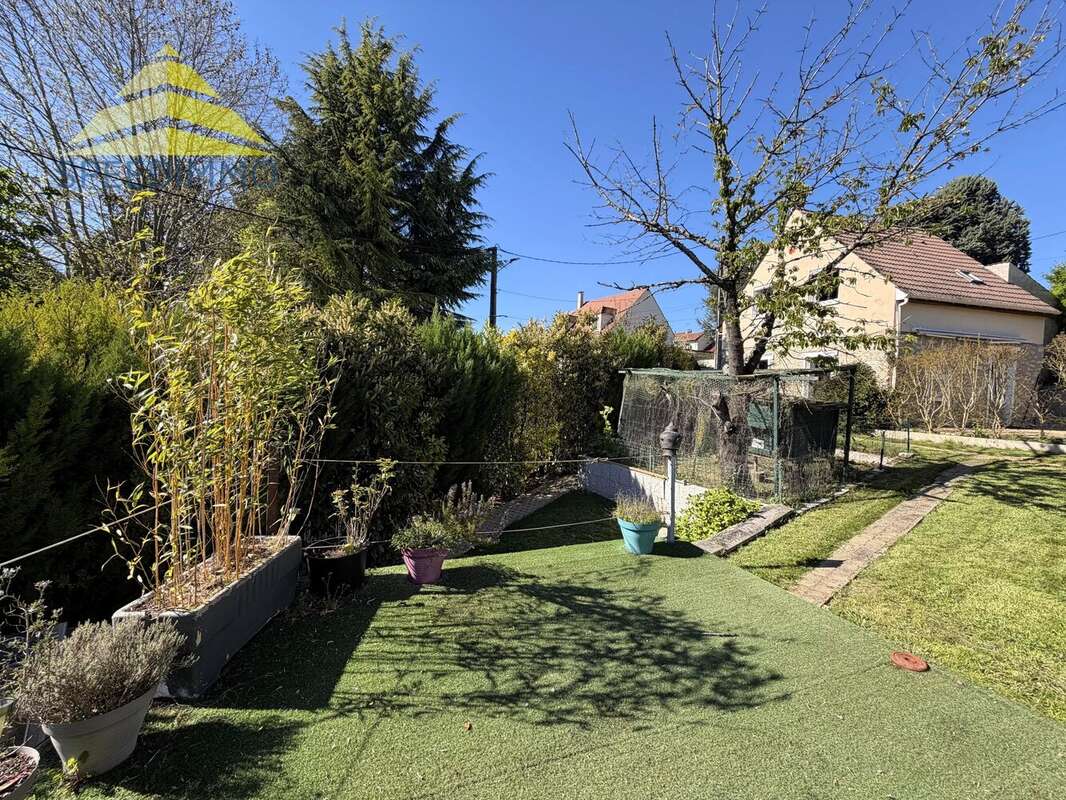 Maison à MANDRES-LES-ROSES