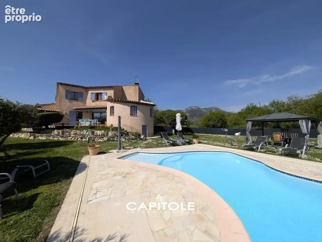 La Gaude - Charmante villa 5 pièces de 154 m² édifiée sur un terrain d'env. 2 133 m² avec piscine, vue sur les collines environn - photo 12
