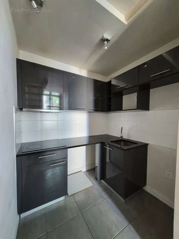 APPARTEMENT T1 avec balcon dans immeuble de caractère - photo 3