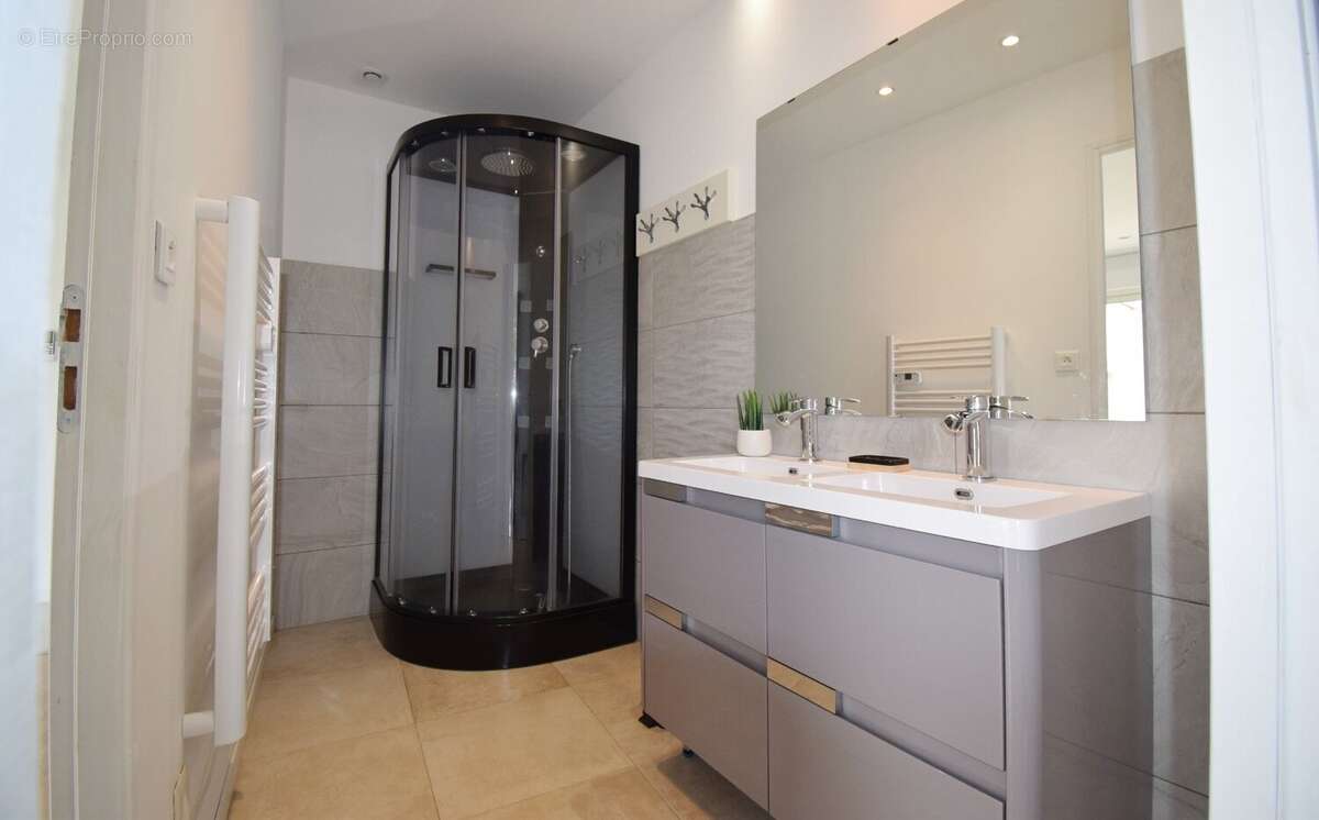 Maison à SAINT-CLEMENT-DE-REGNAT