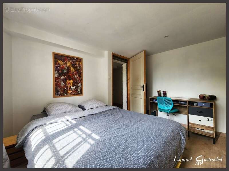 Maison sur deux niveaux 5 chambres Garages à vendre sur la commune de  PINEUILH (33) - photo 15