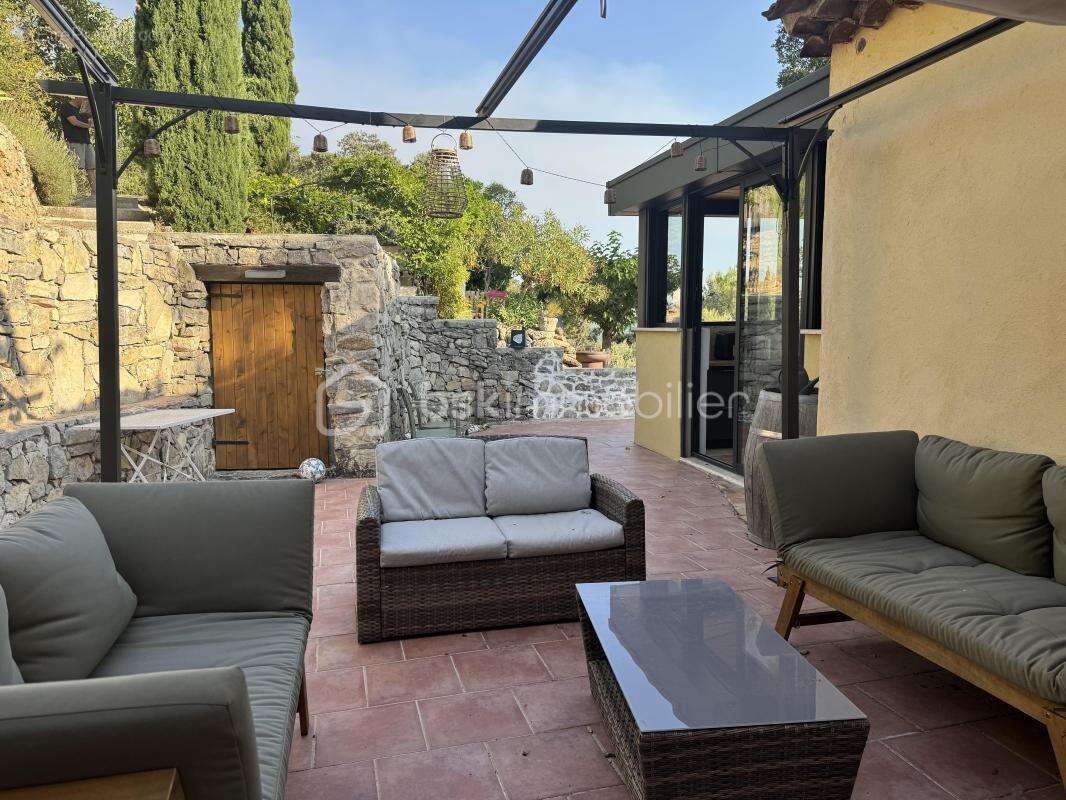 À La Roquebrussanne ( 83136), maison de charme dans un écrin de nature avec panorama exceptionnel, grand terrain et piscine - photo 5