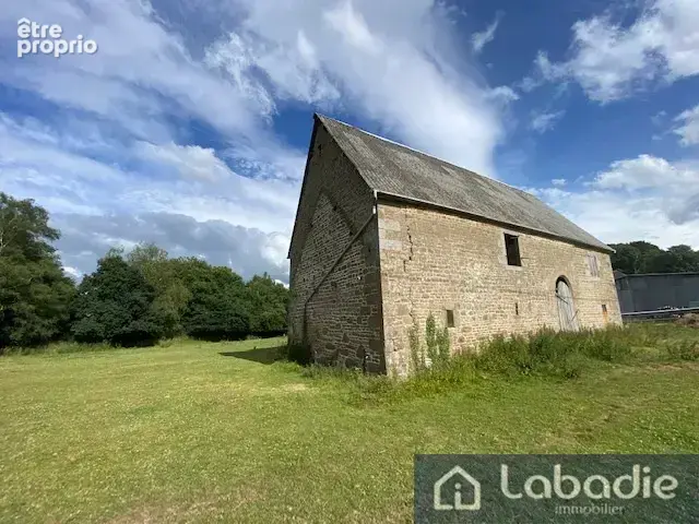 A proximité d'un bourg tous commerces, un beau bâtiment en pierres à rénover, terrain de 3128m2. - photo 7
