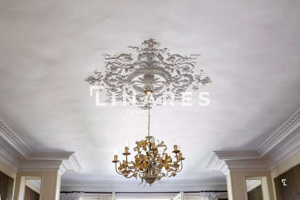 LE CHARME INTEMPOREL - Appartement T6 de 211m2 - Terrasse/Balcons - 2 Caves - Chambre de bonne + Box (en sus) - 13008 - photo 19