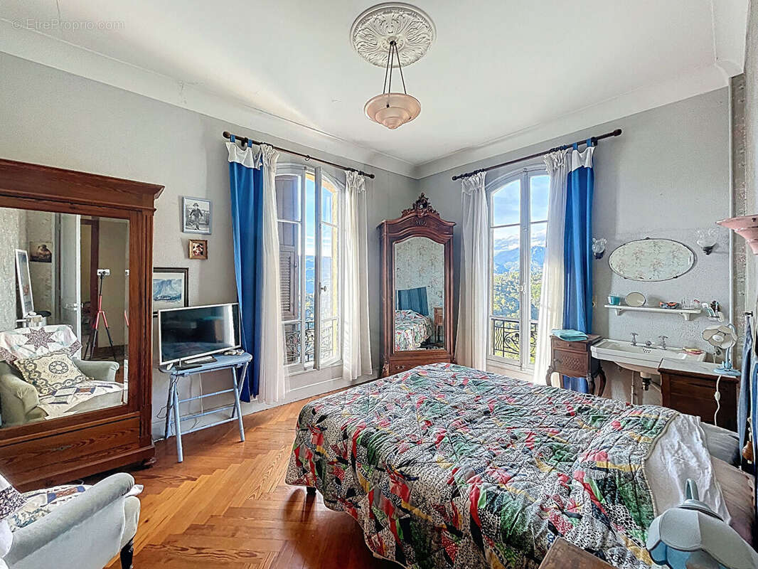 Maison à CASTAGNIERS