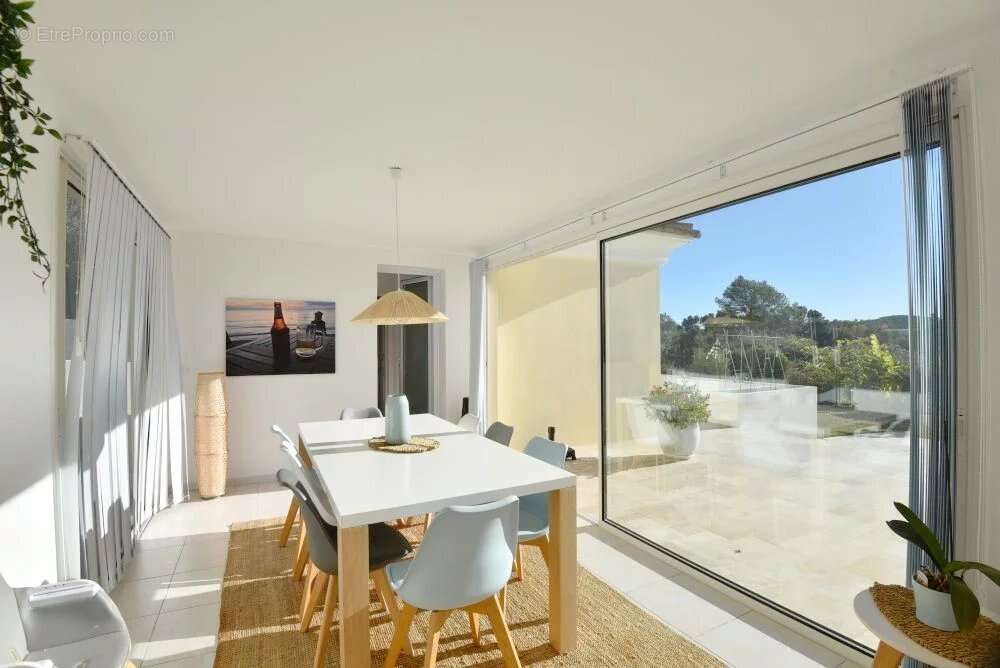 Maison à BAGNOLS-EN-FORET