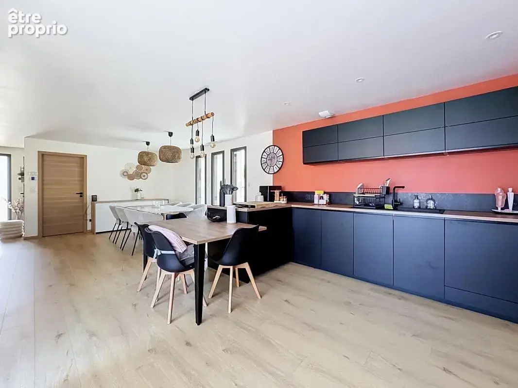 ENVAL PLAIN PIED 114m² Pièce de vie 54m² 3 chambres Terrain Belles prestations - photo 3