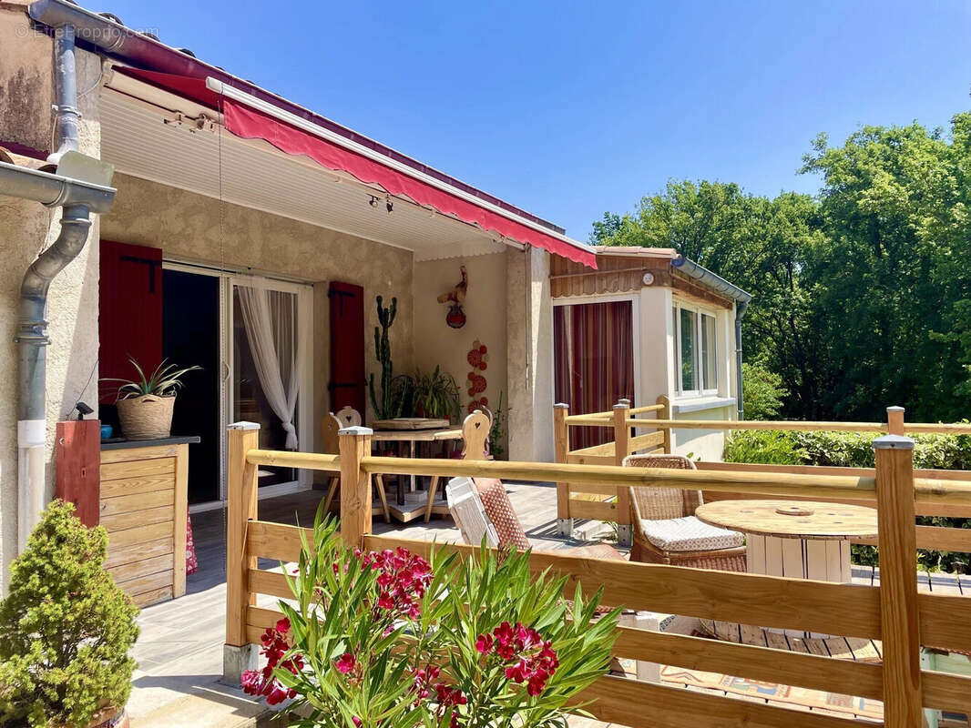 Dickjan POPPEMA d'eXp France vous propose une belle maison avec piscine, 3 chambres et un petite terrain sans vis-à-vis - Maison à PIERREVERT