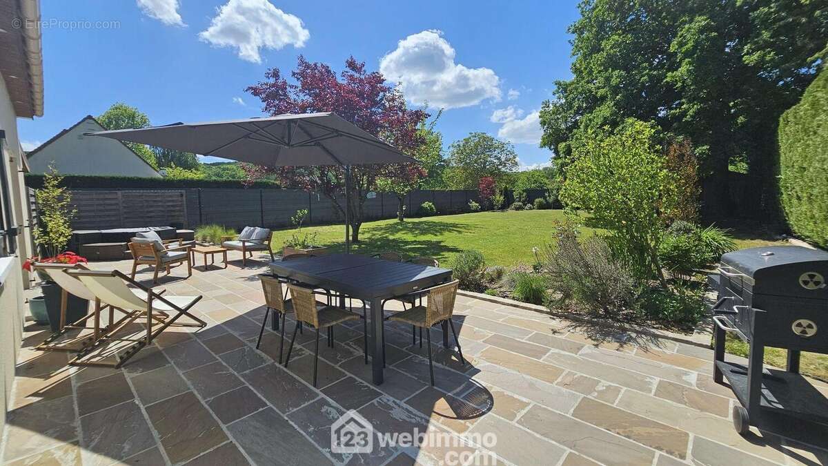 ....cette magnifique terrasse idéalement exposée et sans vis-à-vis. - Maison à MILLY-LA-FORET