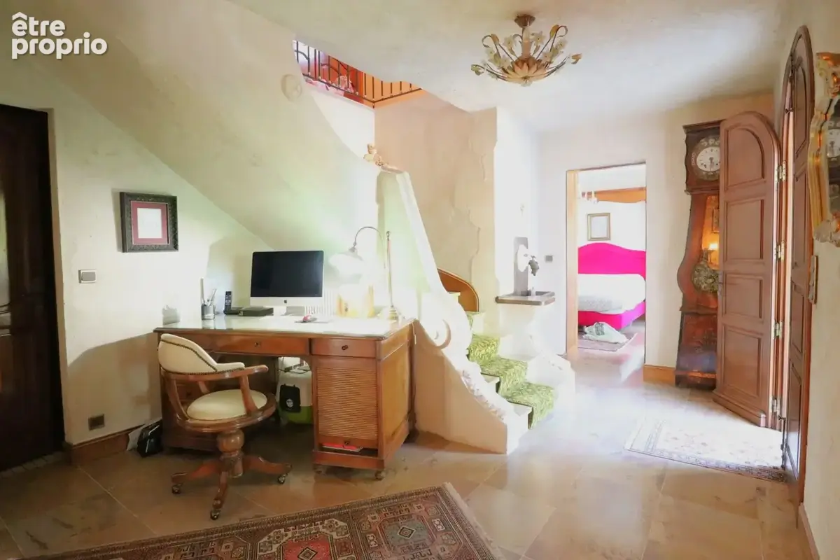 Centre Bourg, Maison offrant 4 CH, 2 SDE, 3 WC, sur 3000 m2 - photo 18