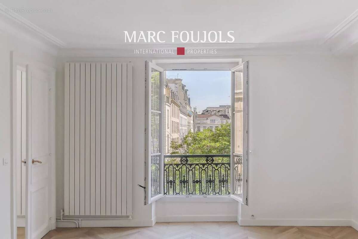 Appartement à PARIS-1E