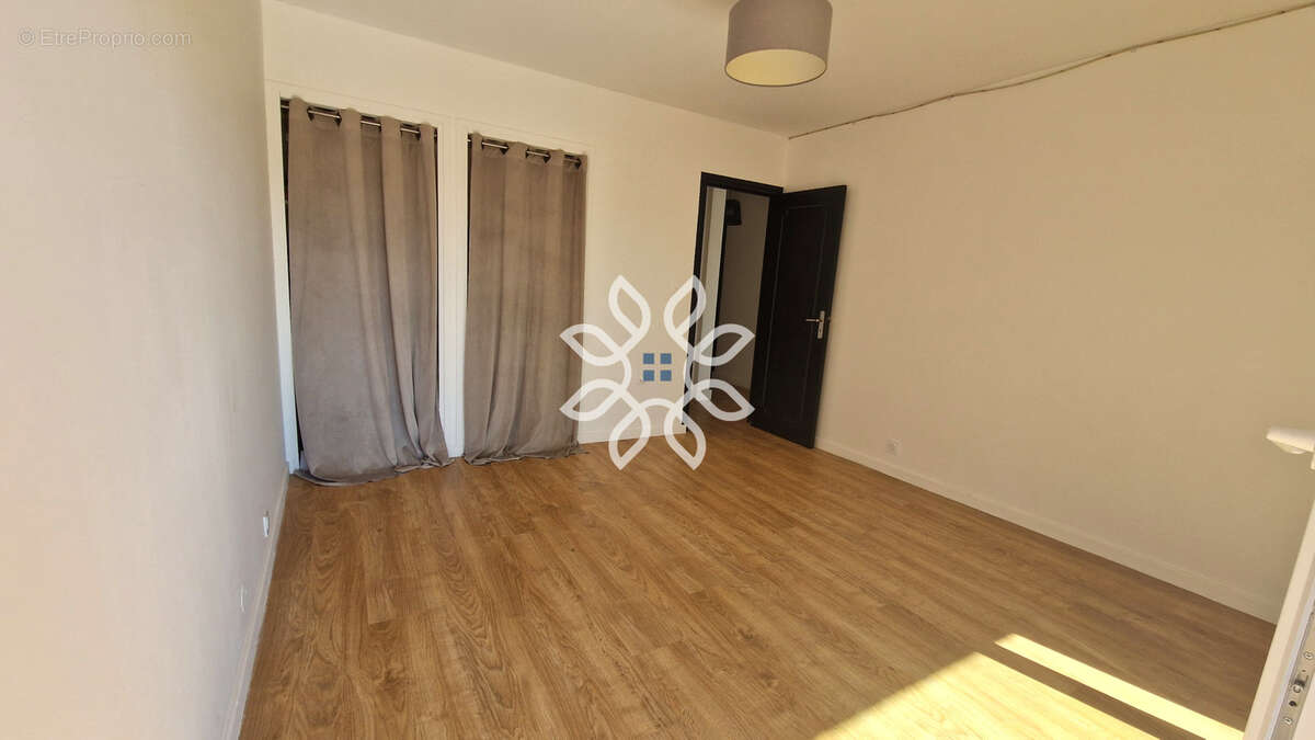 BEL APPARTEMENT F4 entièrement rénové avec GARAGE. - photo 9