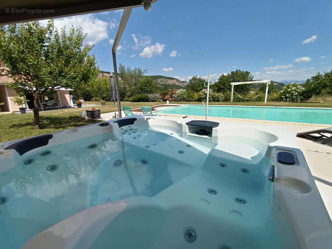 Maison à LARAGNE-MONTEGLIN