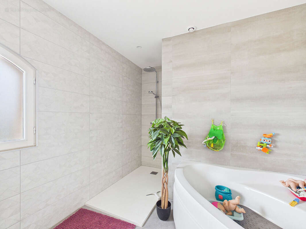 Maison familiale de 140m2 sur 1100 m2 de terrain - photo 12