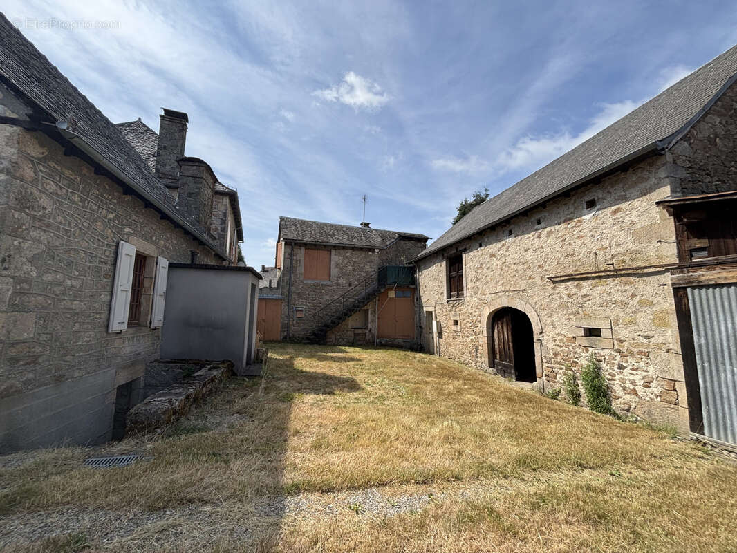 Maison et grange en plein centre ville - photo 10