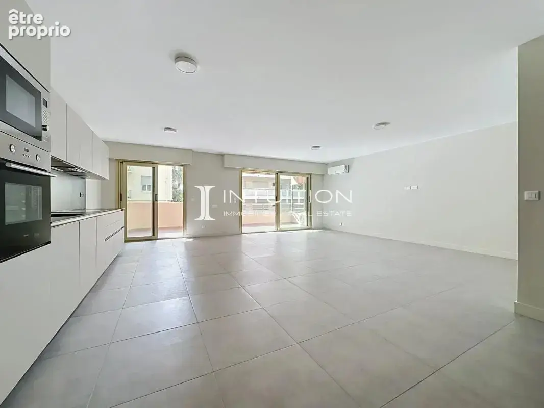 Cannes – Quartier des Anglais : élégant 3 pièces entièrement rénové avec terrasse de 17 m², garage et cave - photo 3