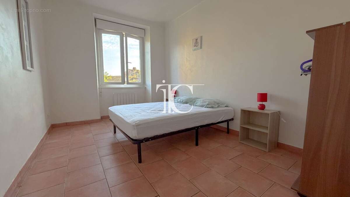 Appartement de  plain pied 2 chambres de 69m2 dans le centre historique des vans tous commerces a pieds - photo 7