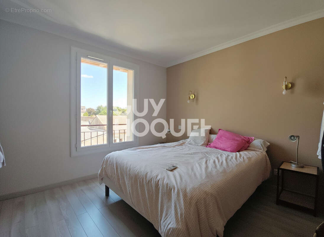 Magnifique T4 de 87m² avec terrasse de 80m² - Proximité Centre-ville - Résidence sécurisée avec ascenseur et garage ! - photo 12