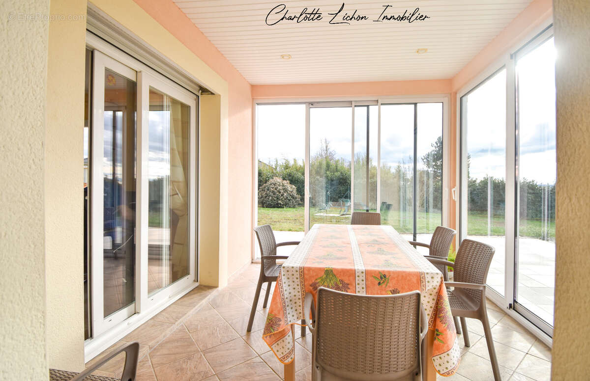 Maison à CREUZIER-LE-VIEUX