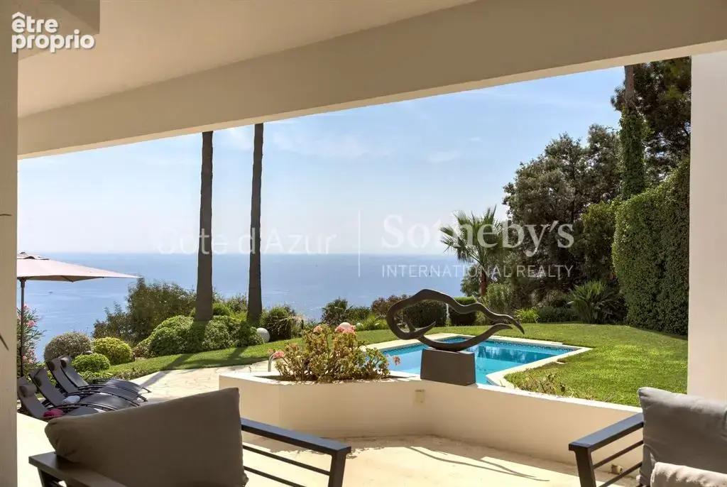 Super Cannes Vallauris, villa de 260 m² avec cinq chambres, piscine et vue mer - photo 3