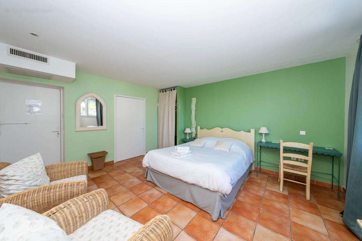 Commerce à ROQUEBRUNE-SUR-ARGENS