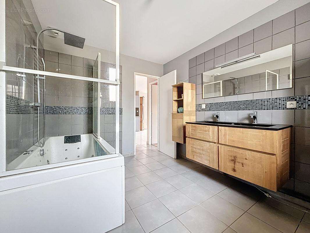 Maison - Mitoyenne par le garage - Plain pied - 3 Chambres - Garage - Piscine - Terrasse - photo 19