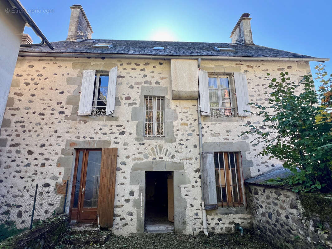 Maison à MANDAILLES-SAINT-JULIEN