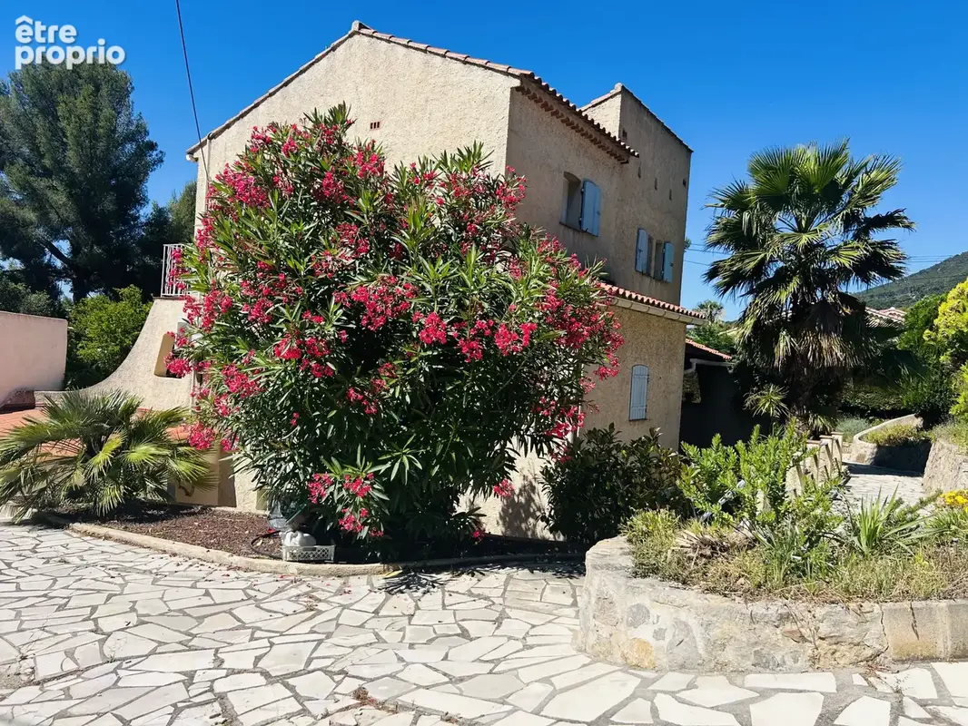 Villa T4 100 m2 + sous-sol 60 m2 + annexes 30 m2 + garage 25 m2 - photo 2