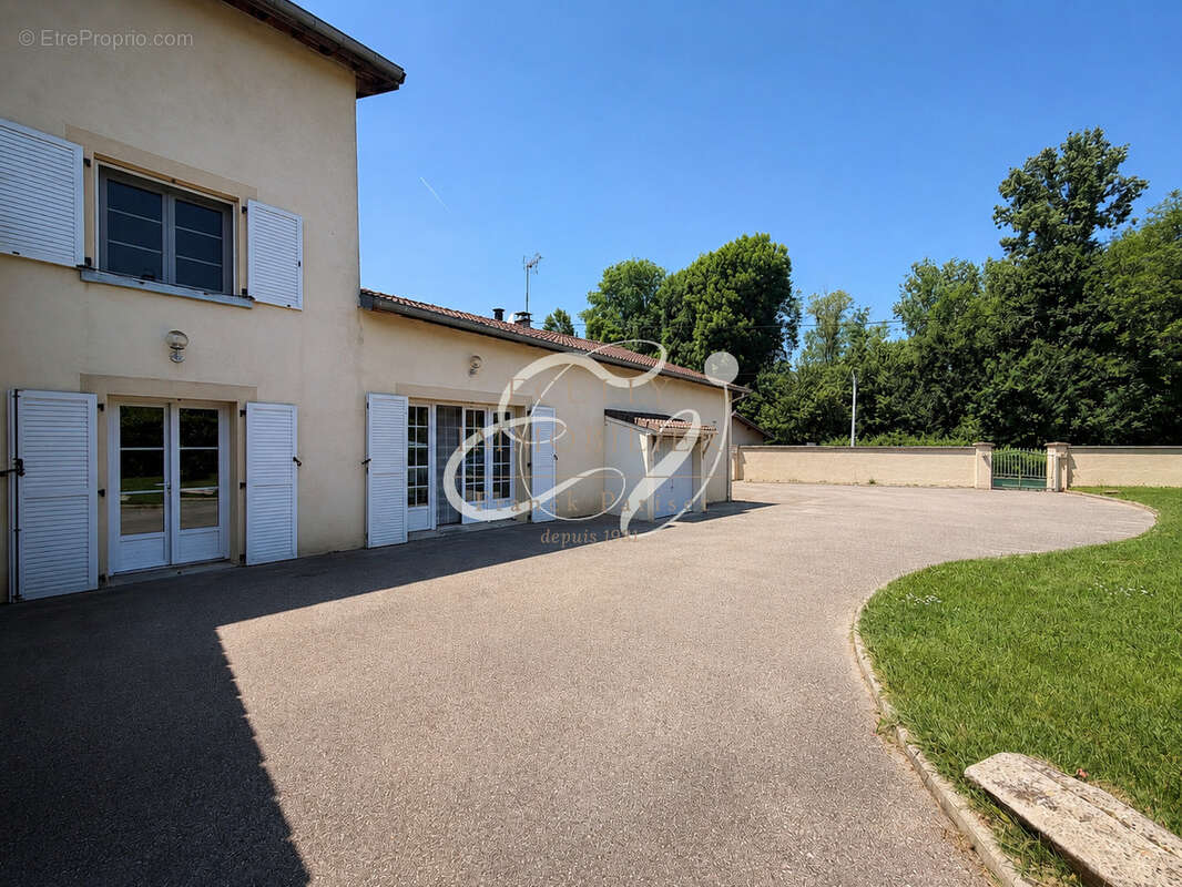 Maison d'exception de 219 m2, deux garages et piscine - photo 4
