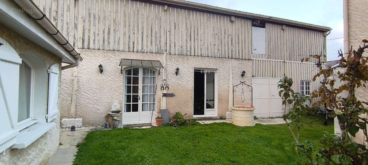 Ensemble immobilier avec fort potentiel. Décote - 53 % - photo 3