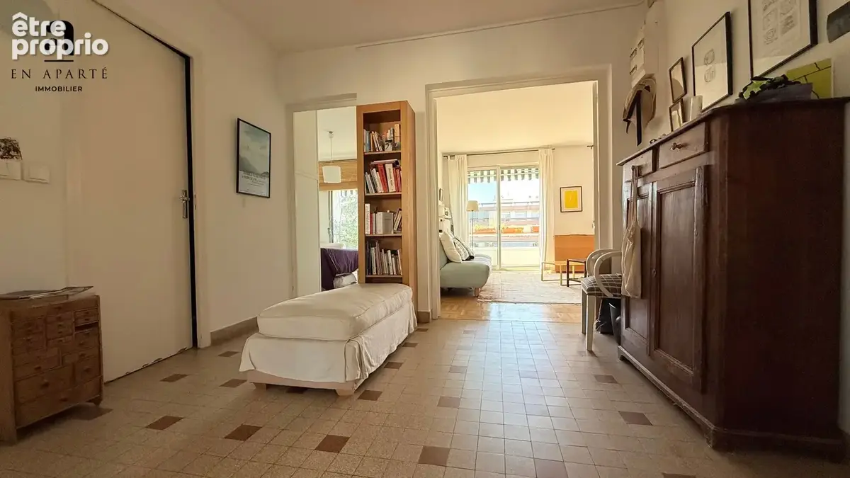Grand appartement T3 très lumineux au dernier étage, traversant Est/Ouest - photo 3
