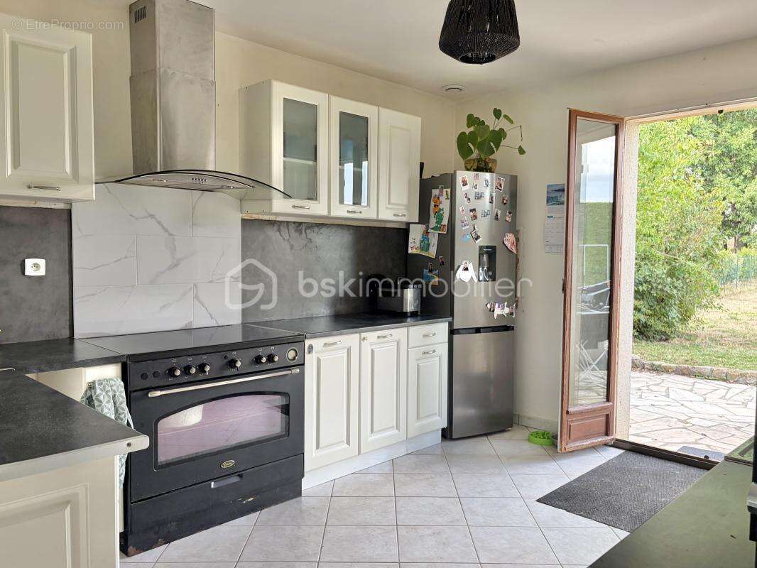 Très joli pavillon de plain-pied composé de ses 4 chambres, le tout sur son beau terrain plat ! - photo 7
