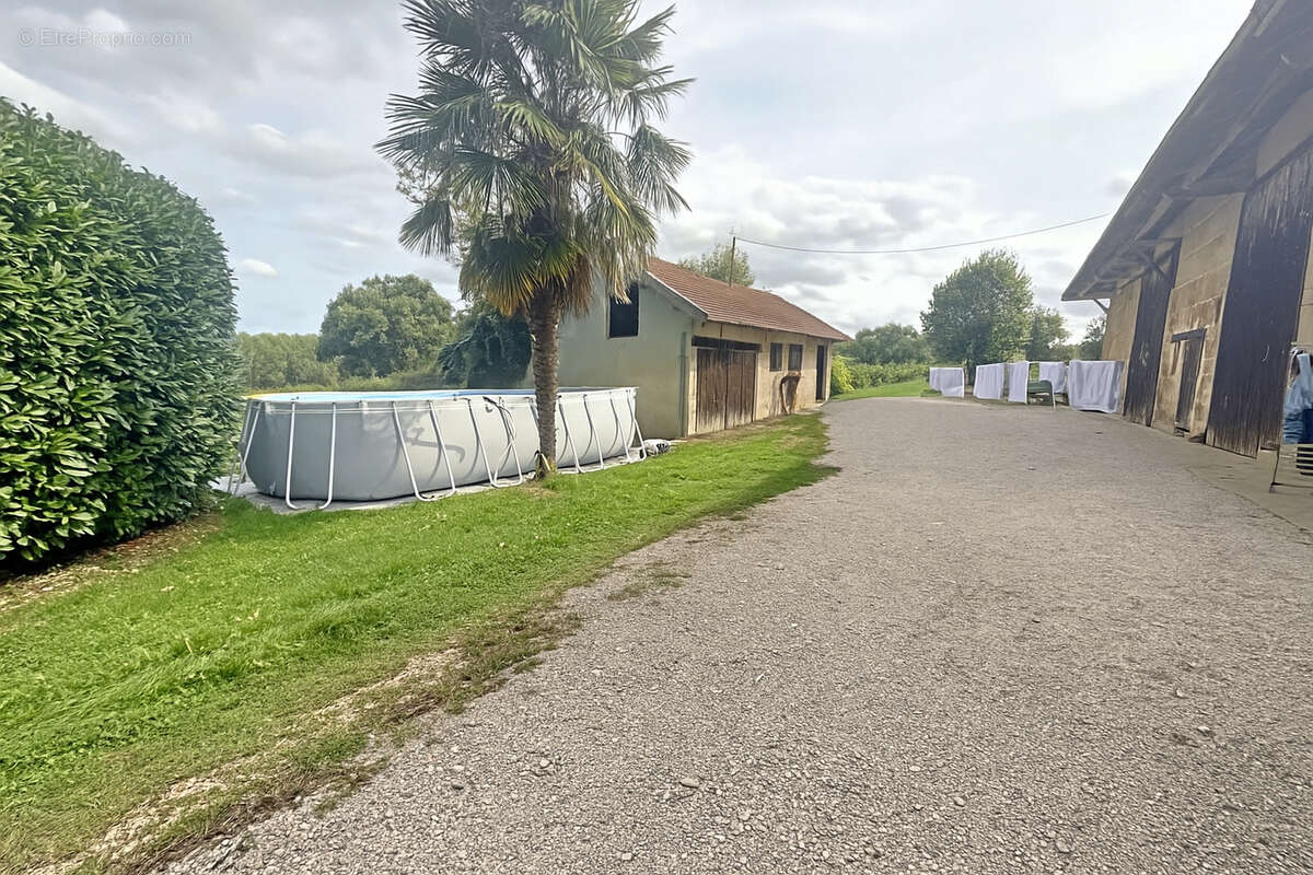 Maison à BAGE-LA-VILLE