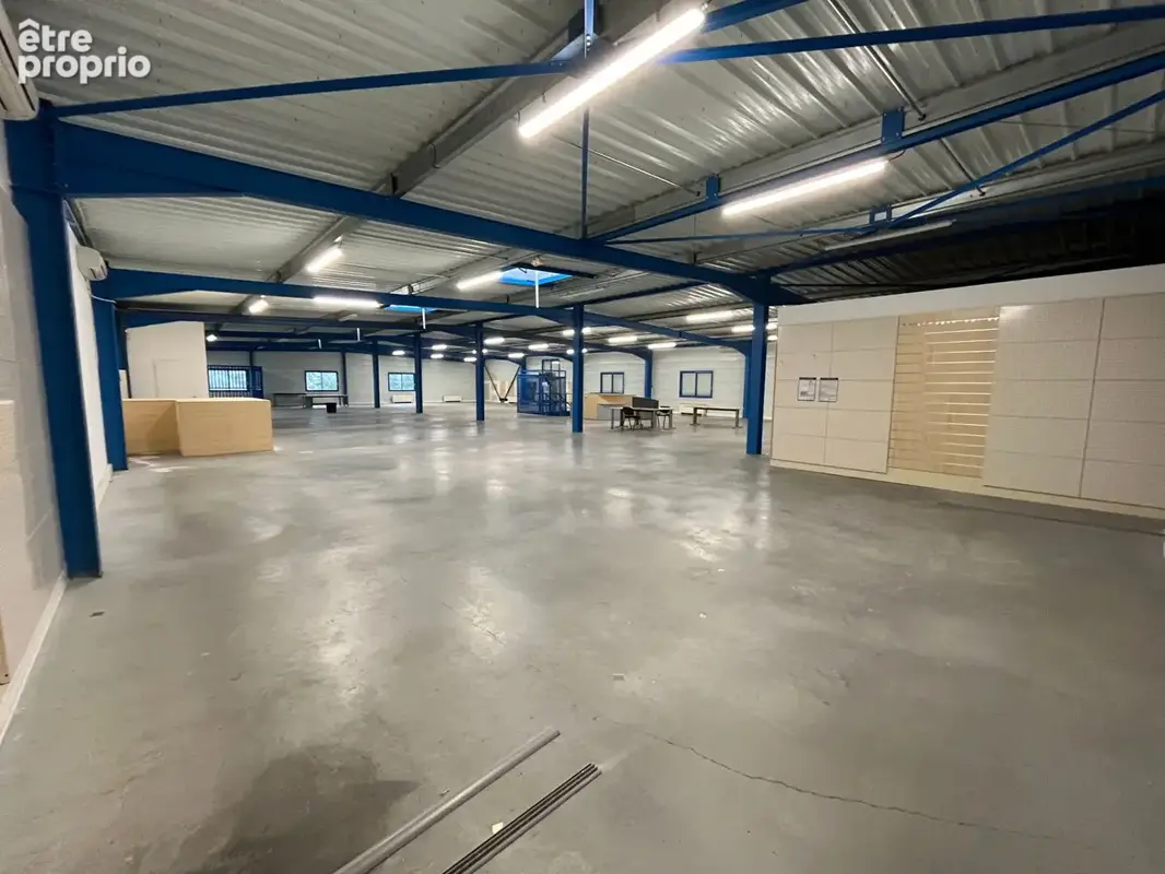 Local commercial et entrepôt de 1 569 m² sur terrain de 2 193 m² Beaurepaire (38270) - photo 3
