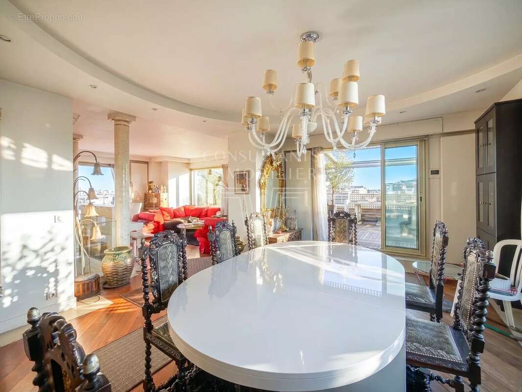 Appartement à PARIS-16E