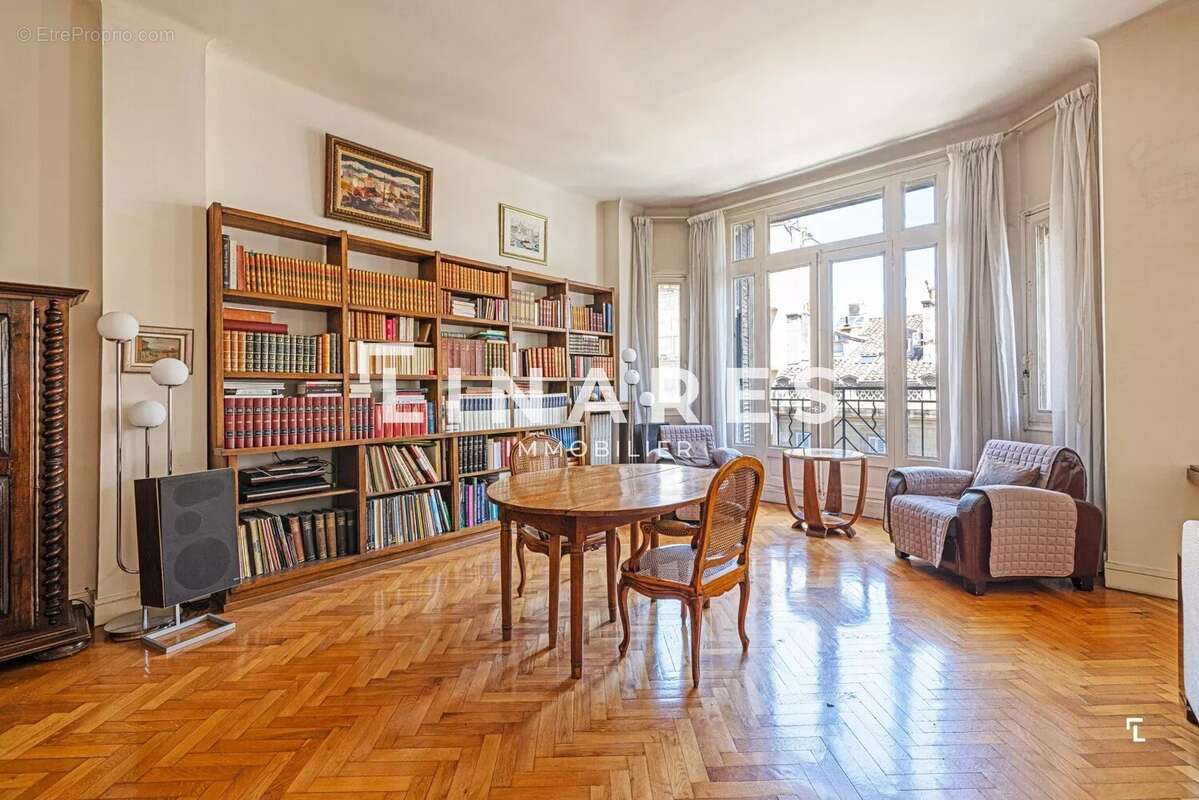 CENTRAL PARADIS - Appartement T4 de 158m2 - Balcon - Cave -  2 chambres de bonne - 13008 - photo 2
