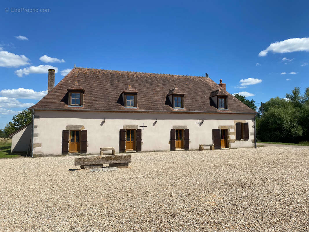 A 5 min de LE VEURDRE  (03) maison bourbonnaise typique de 230 m², rénovée , sur 1,4ha - photo 2